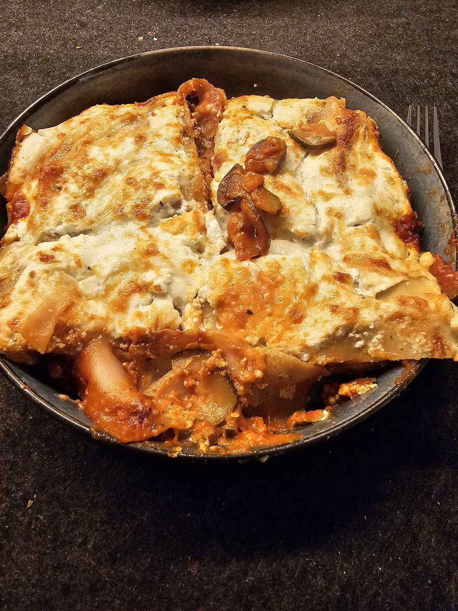 JustASmartie's tweet photo. Lasagne aus Auberginen und Zucchini.
Viel hübscher als beim letzten Mal. Viel zu viel. Hab also wieder für euch alle gekocht 😁
#smartieskitchen #cookingguy #dinnertime #veggi https://t.co/QICFhjPsHi