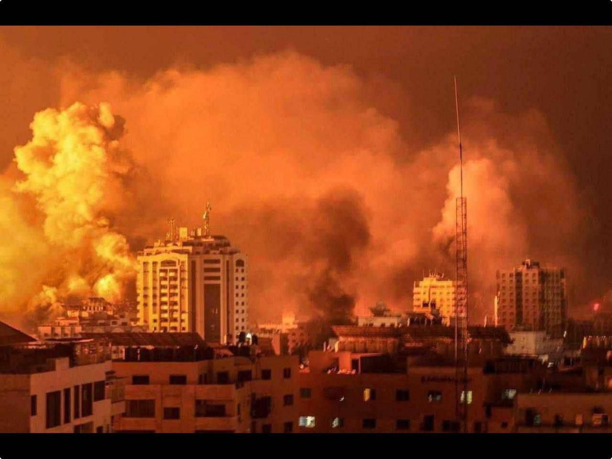 LouisBoyard's tweet photo. À Gaza, un nouveau cap est encore passé dans l’horreur. 

Un déluge de feu saccage ce qu’il reste de la ville à l’approche d’une intervention militaire terrestre. 

Sur place, plus de réseau. Silence on massacre. 

C’est donc ça « le droit de se défendre » ? https://t.co/iLTnBw3fmY
