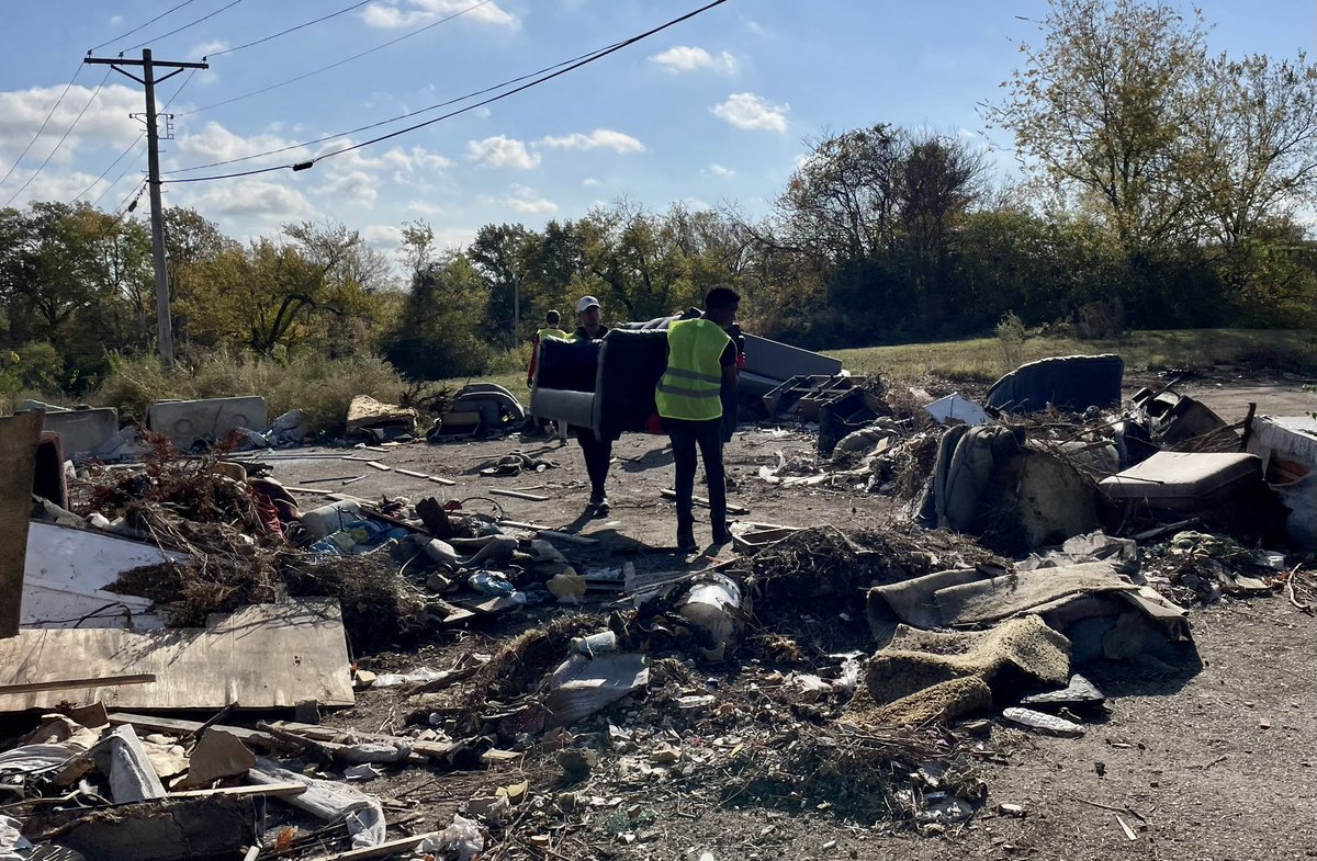 PatriciaZahn's tweet photo. Perfect weather for volunteer clean-up event today. #UMSLProud Great group of @umsl Honors College students. #UMSLServes #UMSL60 https://t.co/4y8T4OdxEJ