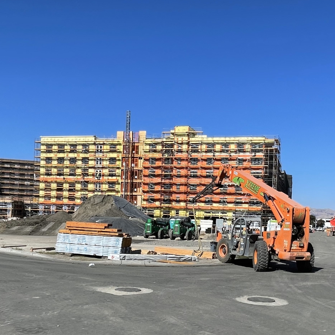 MVE_Architects's tweet photo. #ProjectUpdate: Check out the construction progress at Gateway Crossings! Phase 1 includes two buildings with 725 apartments and over 22,500 sf of amenity space, including a pool, spa, exercise facilities, and community room. #design #architecture #ExceptionalByDesign https://t.co/HXl7UrYxqE