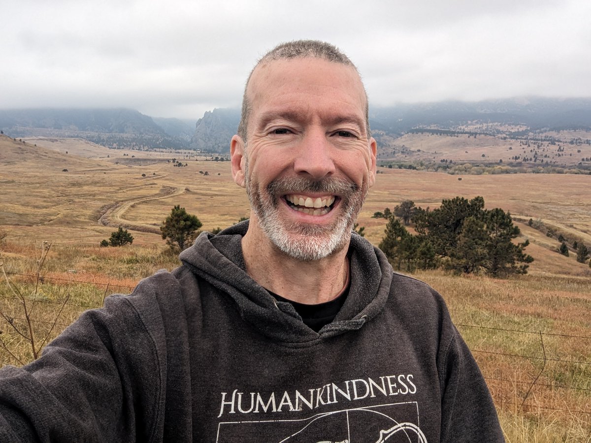 Hi from Boulder! The landscape is so pretty even on a cloudy day 🤩 See you all tonight (and tomorrow in Denver too!) 💖🙏