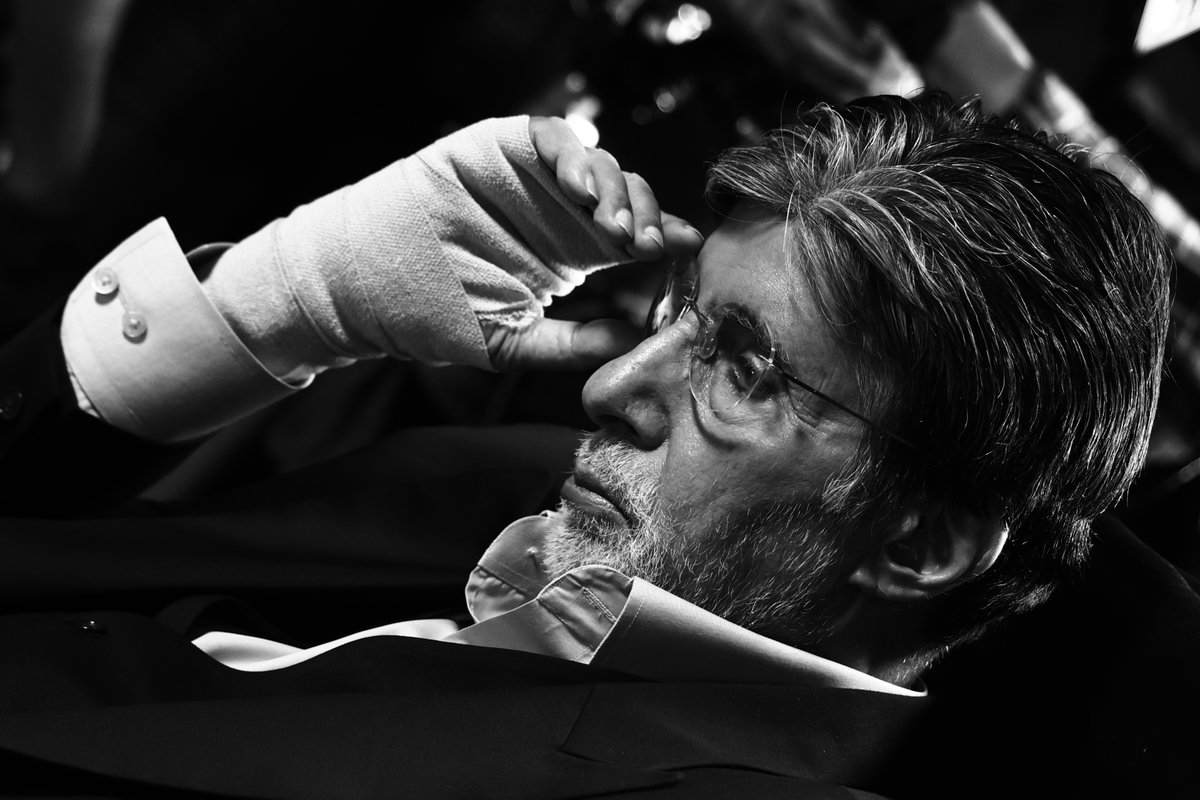 SrBachchan's tweet photo. T 4811 -
 बैठे हैं कुर्सी पे चश्मा लगायेके 
सफ़ेद काले हो गये, हैं चूना लगाके https://t.co/Q87ZGPbcmw