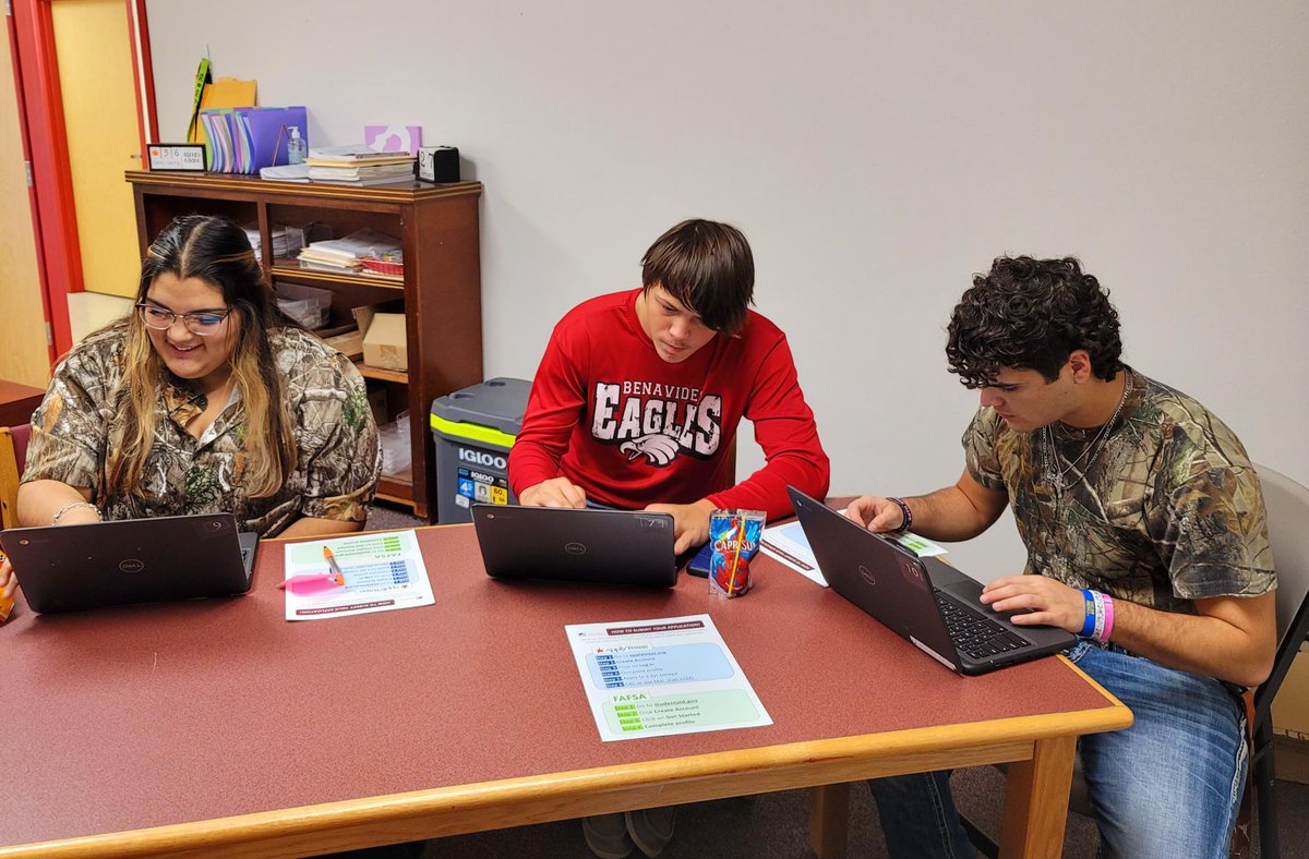 AgriLife_RSSI's tweet photo. More students at Roscoe CISD and Benavides ISD completed FSA IDs &amp; college apps! While spanish-speaking parents at Bellville ISD learned how to help their students prepare for college. Many thanks to our ISD's who continue to expand outreach to serve more diverse audiences! https://t.co/9WvQJnbYEE