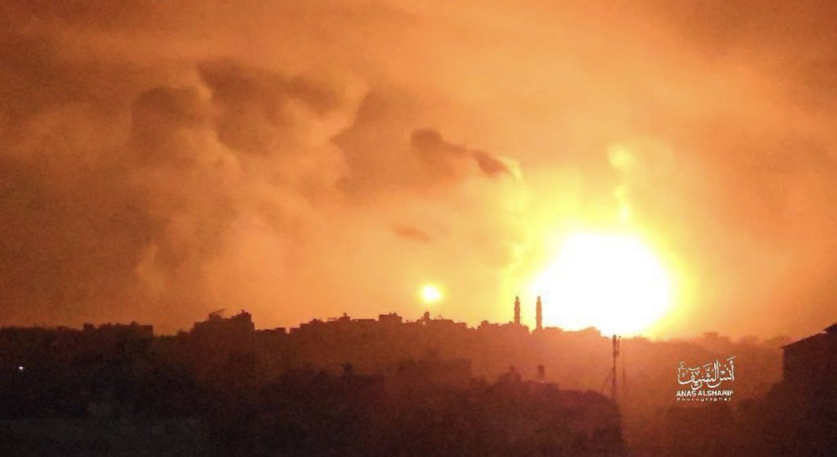 LaithAbuJoda's tweet photo. Breaking news : 
Israel is bombing Gaza now after cutting all the internet connection from Gaza Strip … 

They want to silent Gaza people and stop them from reaching the world , we should be their voice 
#Gazabombing 
#palestine https://t.co/6JwvEMXPe6