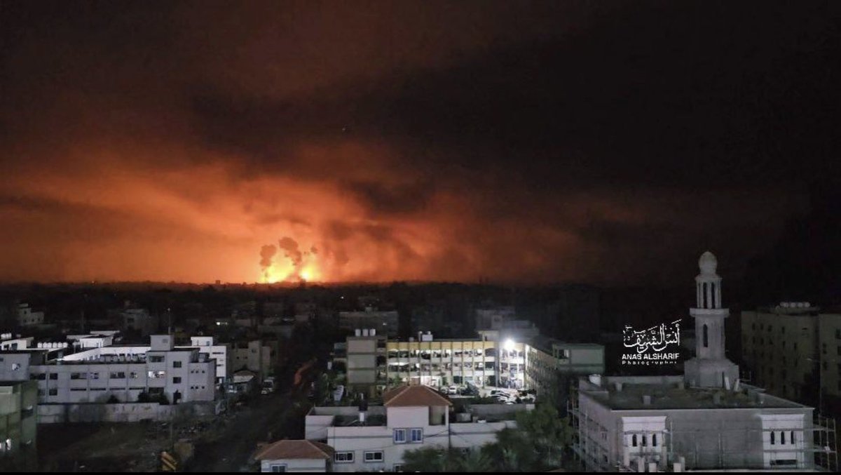 LaithAbuJoda's tweet photo. Breaking news : 
Israel is bombing Gaza now after cutting all the internet connection from Gaza Strip … 

They want to silent Gaza people and stop them from reaching the world , we should be their voice 
#Gazabombing 
#palestine https://t.co/6JwvEMXPe6