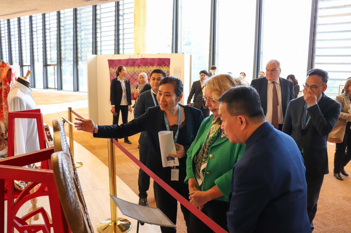 This week, on #UNDay, we unveiled the exhibition “Crafting a Better World” at @UNGeneva. It features traditional crafts from 28 countries across every continent & culture. Amidst global challenges, culture remains a potent instrument for dialogue, understanding & peace.