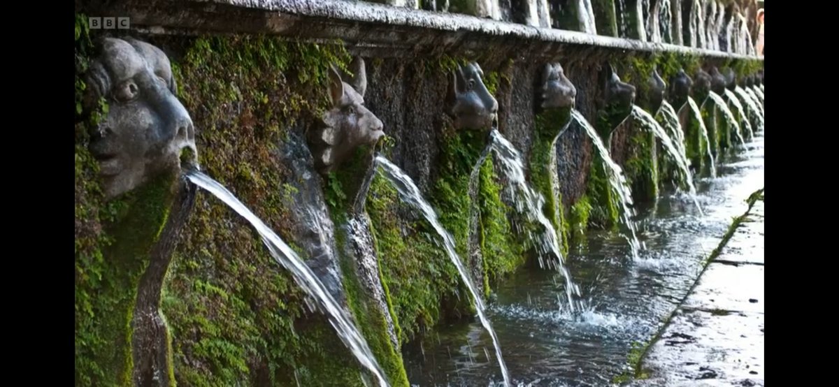 FMLdizzyAF's tweet image. Hever Castle is so lush and green  #GardenersWorld