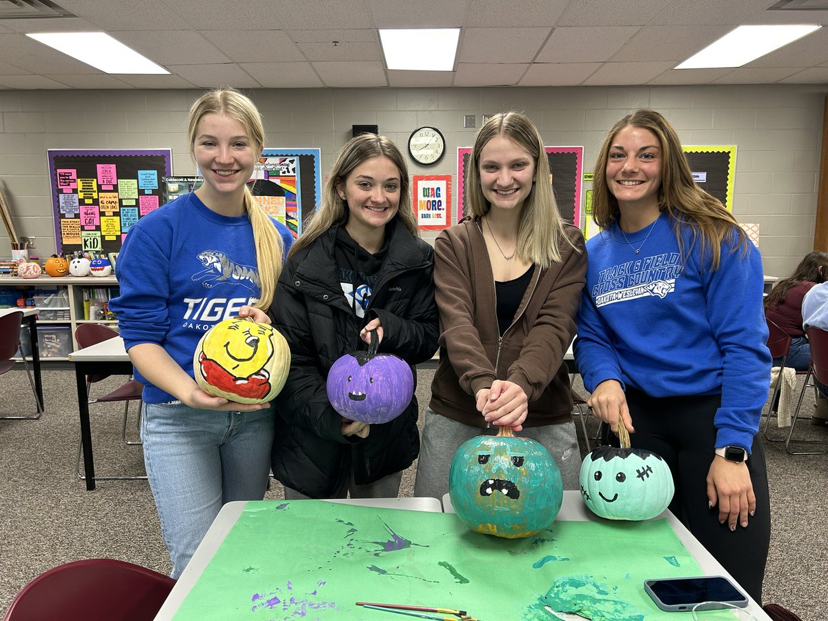 DWUteach's tweet photo. We had so much fun carving pumpkins at our October FTO event! 🎃 👻 🐯 https://t.co/8akHdlDv6u