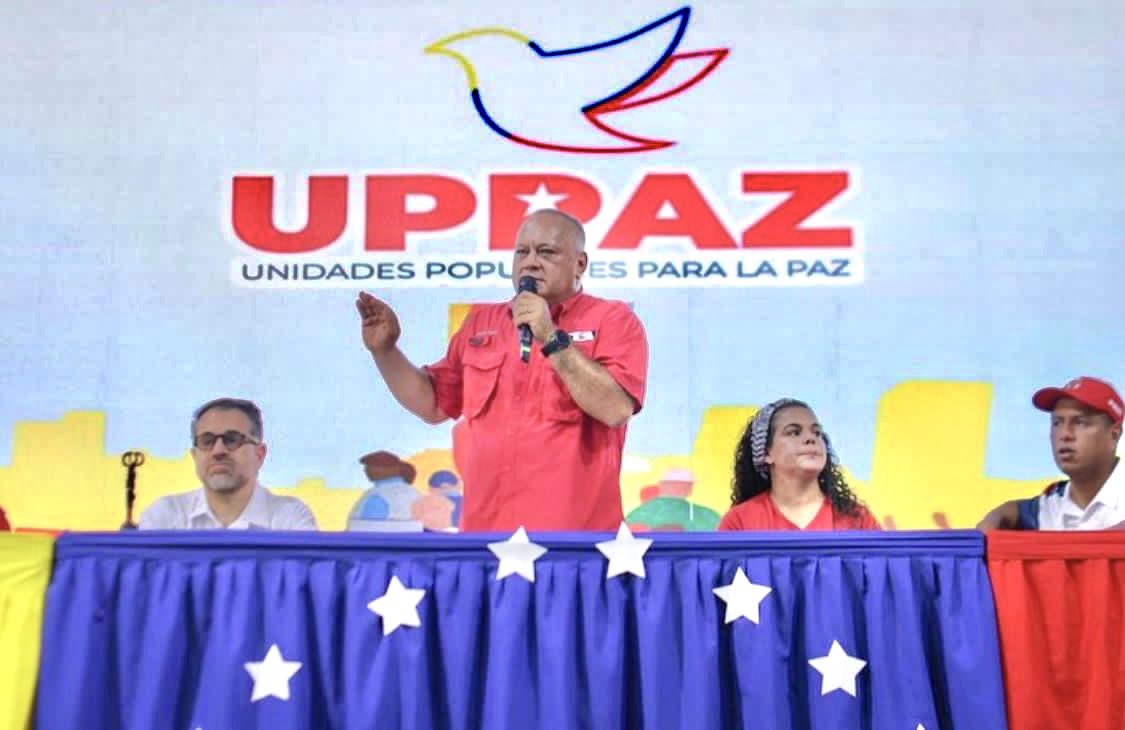 Tremendo acto con nuestro hermano <a href="/dcabellor/">Diosdado Cabello R</a> en la instalación de las unidades de paz en Carabobo. Aquí nadie se rinde. Q viva Carabobo 🦇🦇🦇