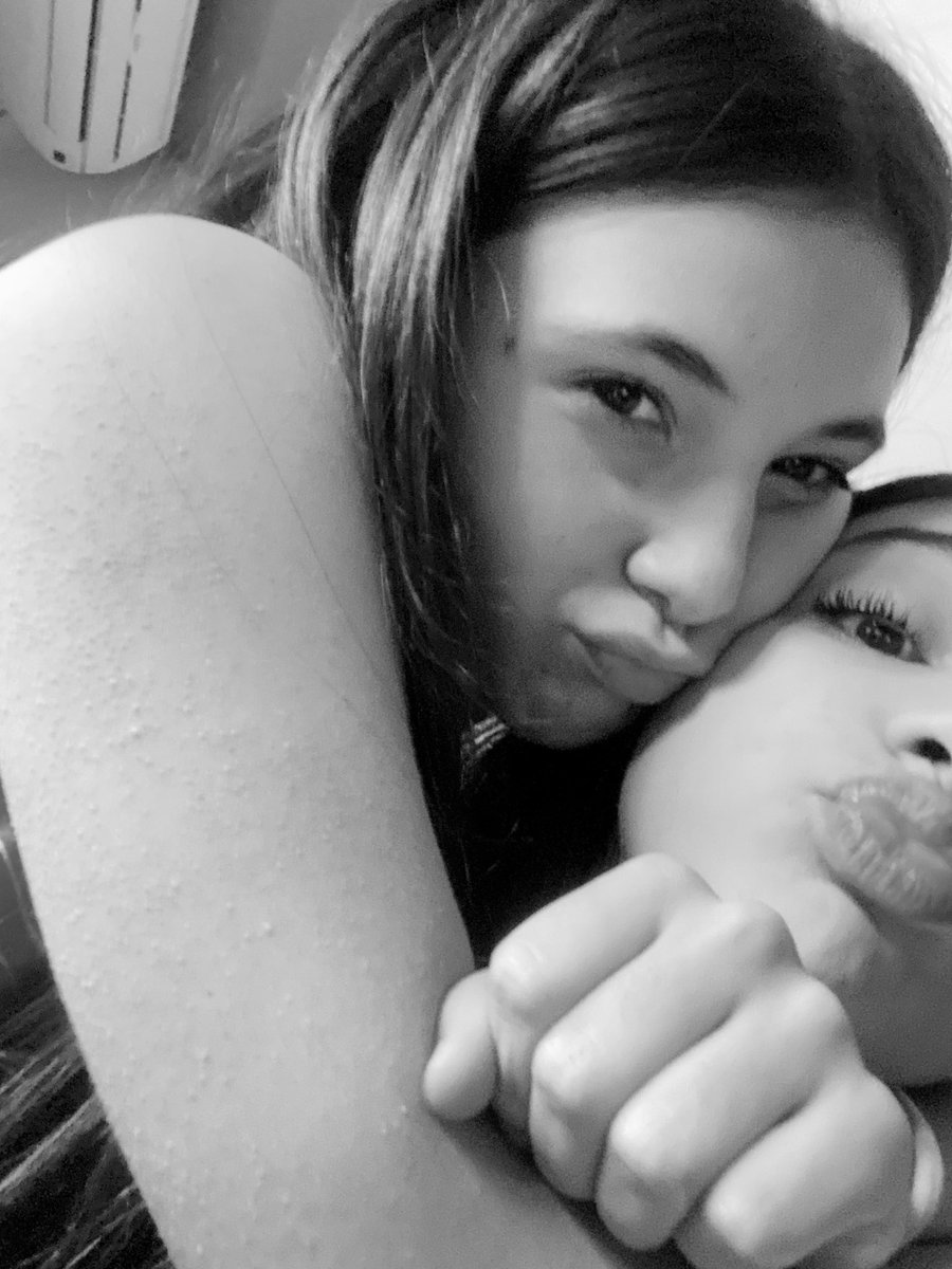 AraaSzk's tweet photo. @renaa2009 te amo para siempre 💘 https://t.co/aXJnNa4Je4