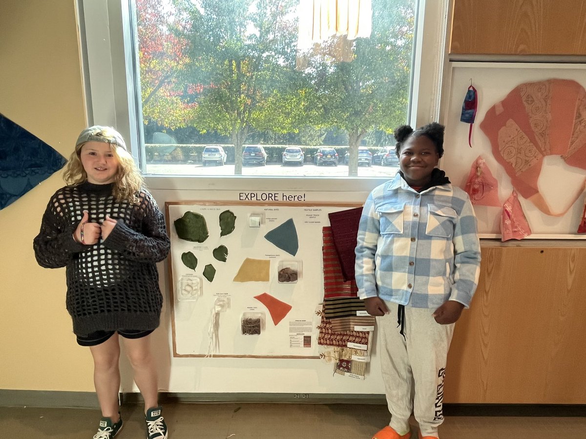 BrownPocoBlue's tweet photo. 6th grade enjoyed a fabulous trip to our friends at the Katonah Museum of Art for their program: Stories of Syria’s Textiles - Art and Heritage Across Two Millennia.  Such a special experience! https://t.co/aXFY444VFS