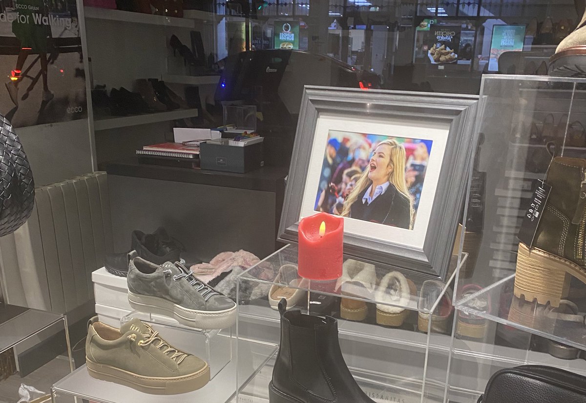 Laura_M_ODea's tweet photo. Such a lovely gesture by a shop owner in Tullamore🕯️#ashlingmurphy https://t.co/HFNCpkyjZ8