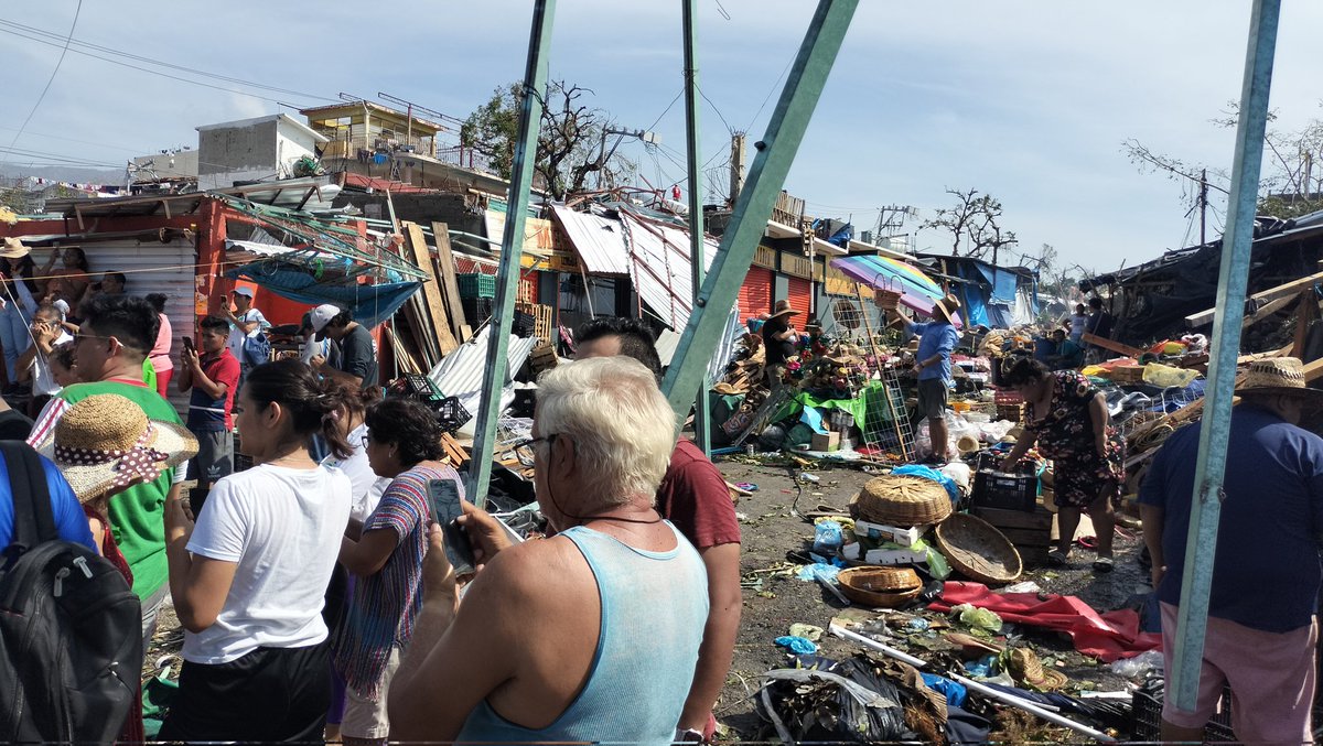 othonielrocha's tweet photo. Urge apoyo para Acapulco Guerrero, perdida total de muchas personas. No hay agua, comida ni servicios. urge sus solidaridad. https://t.co/7Op7LAQgjR