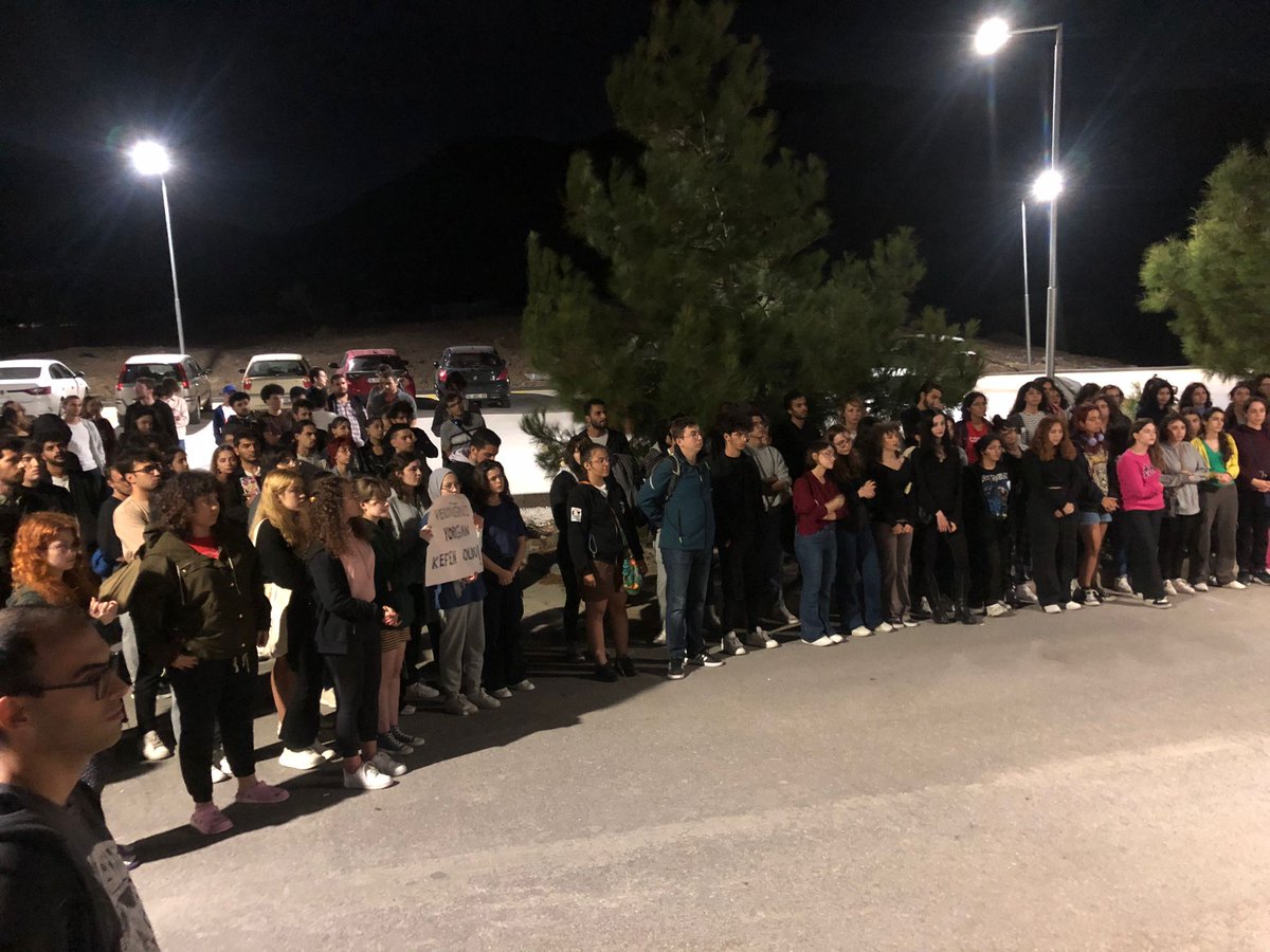 iytedayanisma21's tweet photo. İYTE öğrencileri olarak Aydın KYK'de yaşanan facia ile alakalı dayanışma eylemi yaptık. https://t.co/uLTF873hIf