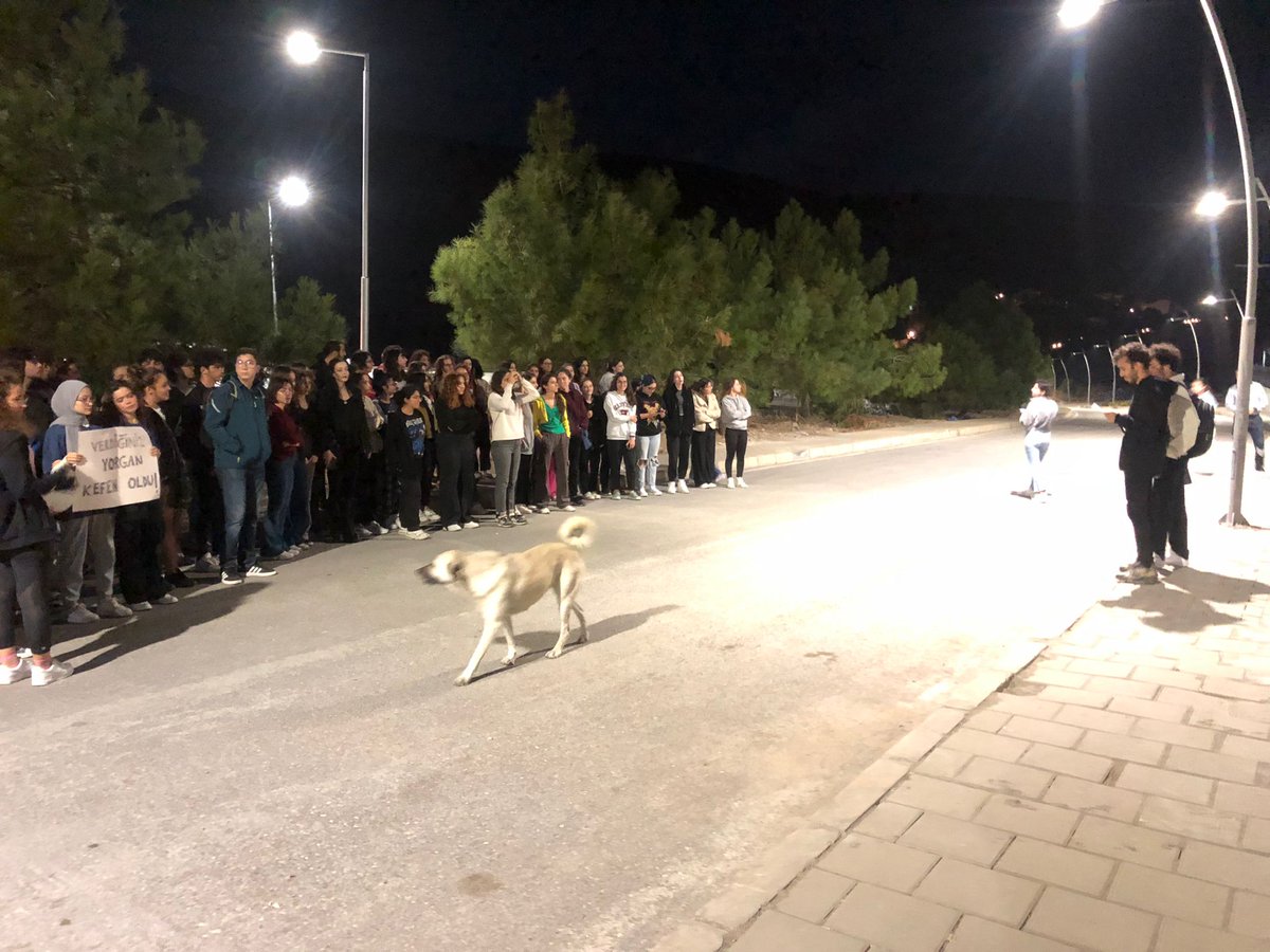 iytedayanisma21's tweet photo. İYTE öğrencileri olarak Aydın KYK'de yaşanan facia ile alakalı dayanışma eylemi yaptık. https://t.co/uLTF873hIf