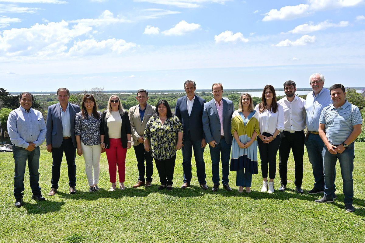 Nos reunimos con senadoras y senadores de <a href="/maspara_er/">Más Para Entre Ríos</a> que asumirán el próximo 10 de diciembre y será el bloque mayoritario en la Cámara Alta. Reconocemos y agradecemos la labor realizada y trabajamos pensando cómo defenderemos los intereses de las y los vecinos entrerrianos.