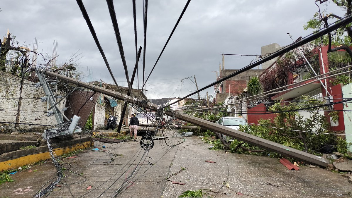 othonielrocha's tweet photo. URGE APOYO para Acapulco, hay personas que perdieron todo, URGE agua, víveres. https://t.co/M9txfGpiEa