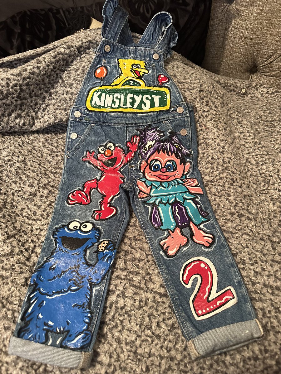 JrocJarvis's tweet photo. Up working๐คฏ One day turnaround on some Sesame Street Overalls.๐ฃ๏ธ๐จ๐๐๏ธ๐ช๐ฅ
#DUDETHATDRAW https://t.co/BwEqwUTFgk