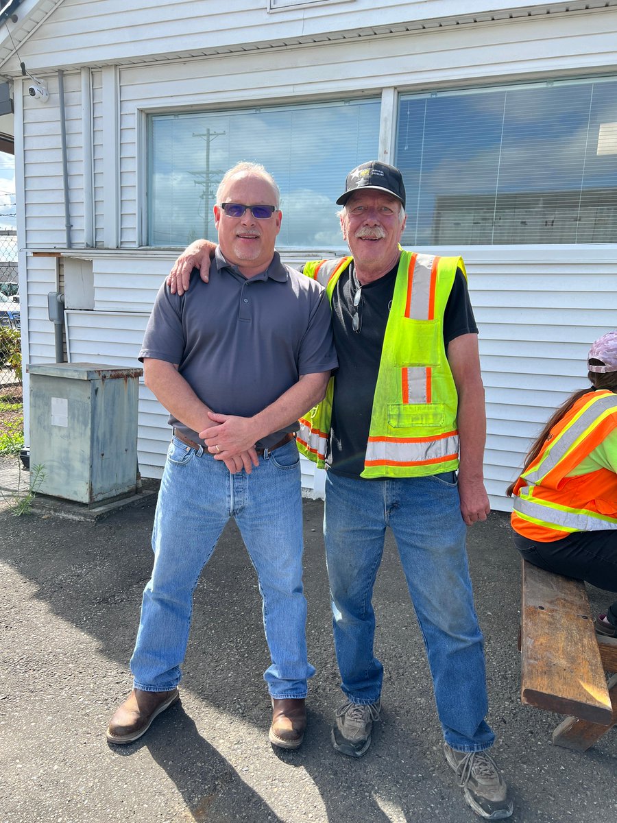 ttsitrans's tweet photo. Driver appreciation lasts all year long at Tripak, our division in the Pacific Northwest!
Joel Boyd, DOO and Glenn Rickett, Senior Driver. https://t.co/I2zCxsfEk0