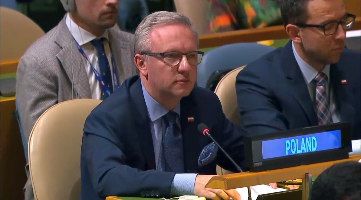 At the GA emergency special session on 🇮🇱🇵🇸, Amb. @KSzczerski presented the Polish position on the ongoing crisis. We are joining calls for the immediate and unconditional release of all hostages taken by Hamas, including 🇵🇱 citizen, @yadvashem historian Alex Dancyg.