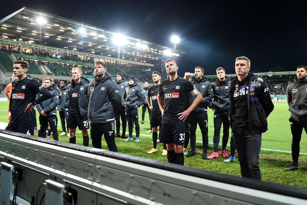 VfL_1899's tweet photo. Trotz eines gehaltenen Elfmeters in der ersten Hälfte hat der VfL am Freitagabend in Fürth mit 0:4 (0:1) verloren. 😐
Zum Spielbericht 👉 https://t.co/XLWejtPWJZ
#vfl1899 #SGFOSN https://t.co/bCIAUye4ab