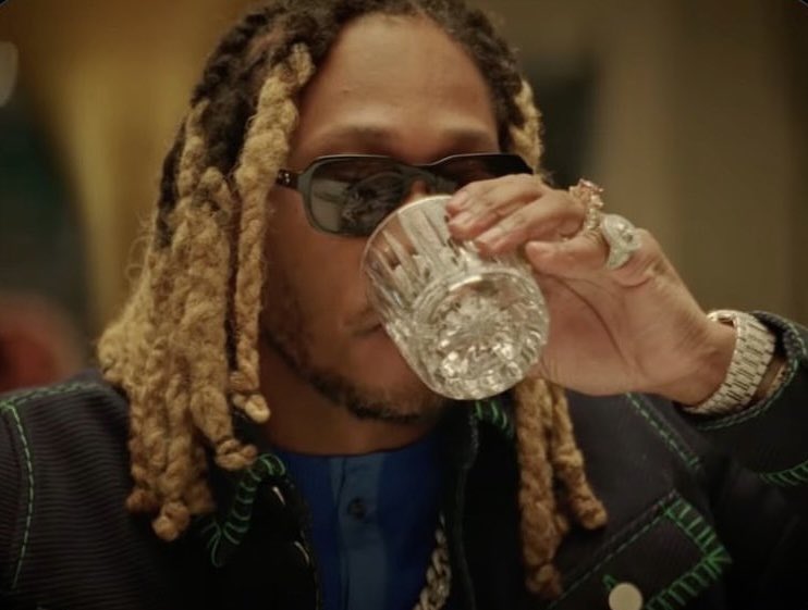 IF SHE GOING TO A HALLOWEEN PARTY TONIGHT, JUST FOCUS ON YA SELF KING