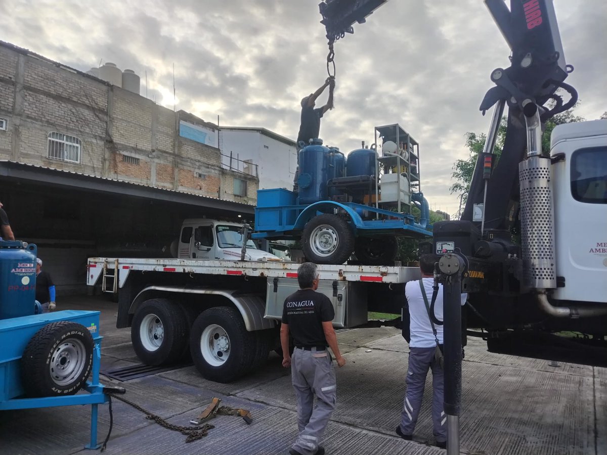 GermanMSantoyo's tweet photo. Mediante su equipo de Protección a la Infraestructura y Atención de Emergencias, en el municipio de Coyuca de Benitez, Conagua instaló y opera equipo portátil para potabilizar #Agua, así como bombas de extracción en zonas inundadas. https://t.co/T7bKuJYO0z
