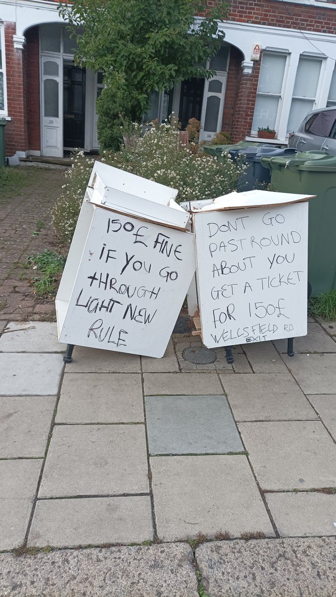 younges's tweet photo. Great signs on valley road #streathamwellsltn #streatham https://t.co/4JEtdD8WNW
