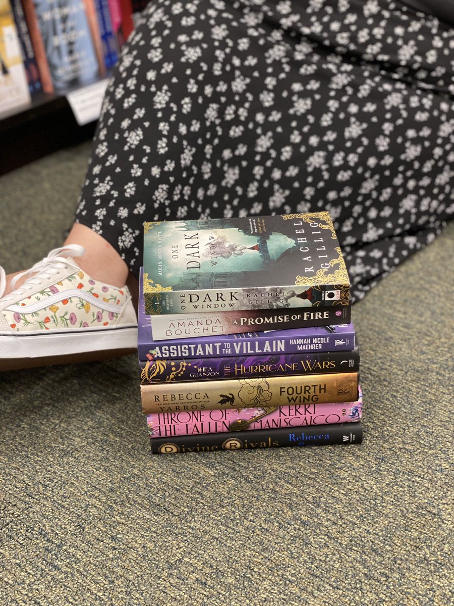 Weekends are reading. Romantasy books are trending right now and we love it! What are your weekend reading plans? 📚❤️🧝🐲🧚🧜🧞 #barnesandnoble #bnbuzz #booksellerrecommends #cincinattibooksellers
