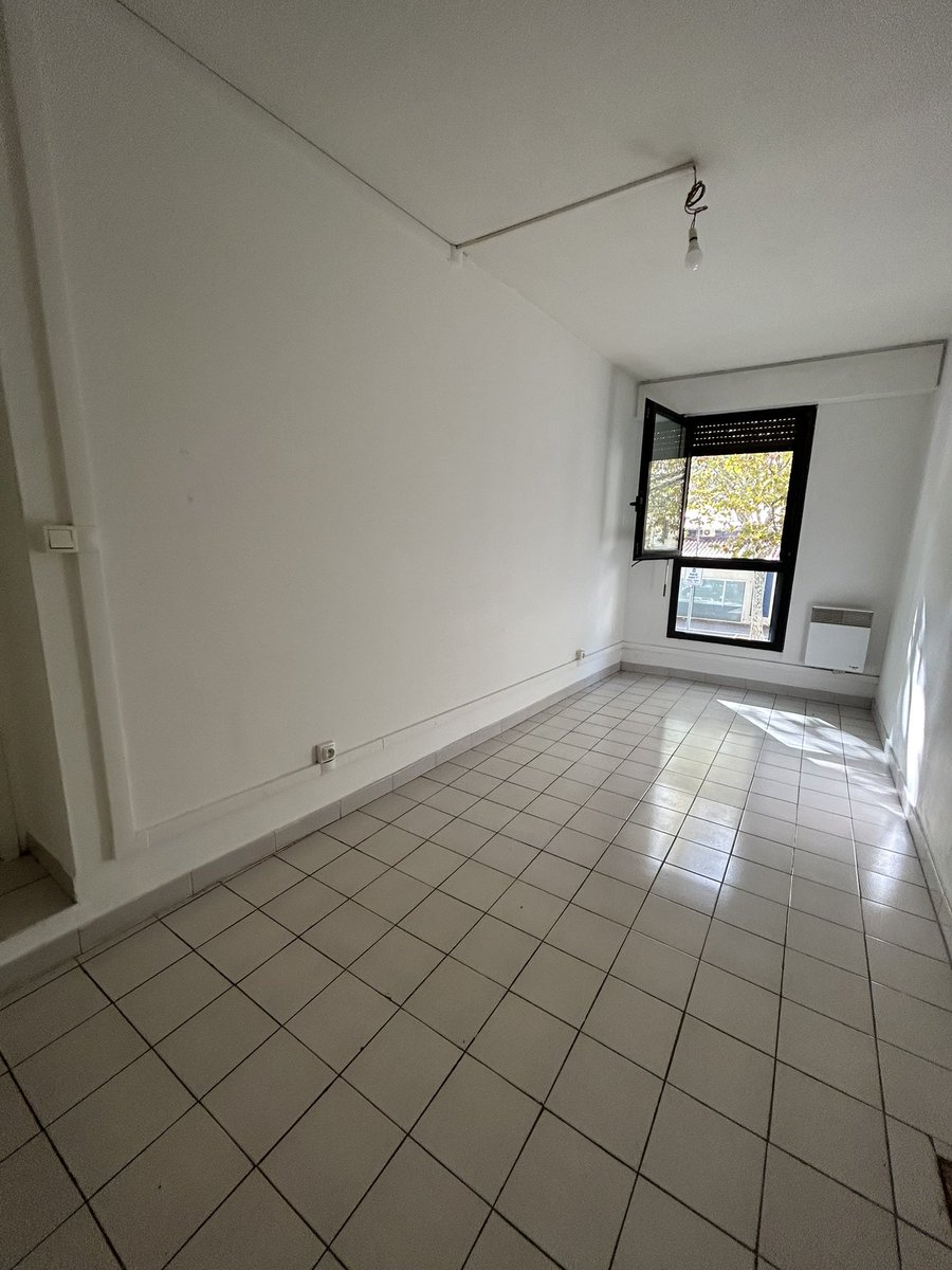 Montpellier cœur de ville Boutonnet ,L’atelier de l’immo , propose à la vente sur boutonnet 1 t3 de 58 m2 avec sa cave de 5 m2 
Localisation idéale .
Beau volume .
Deux chambres.
Rénovation à prévoir pour le mettre à son goût . 
Prix 213000 fai 
Stephanie 
Tél 0614781191