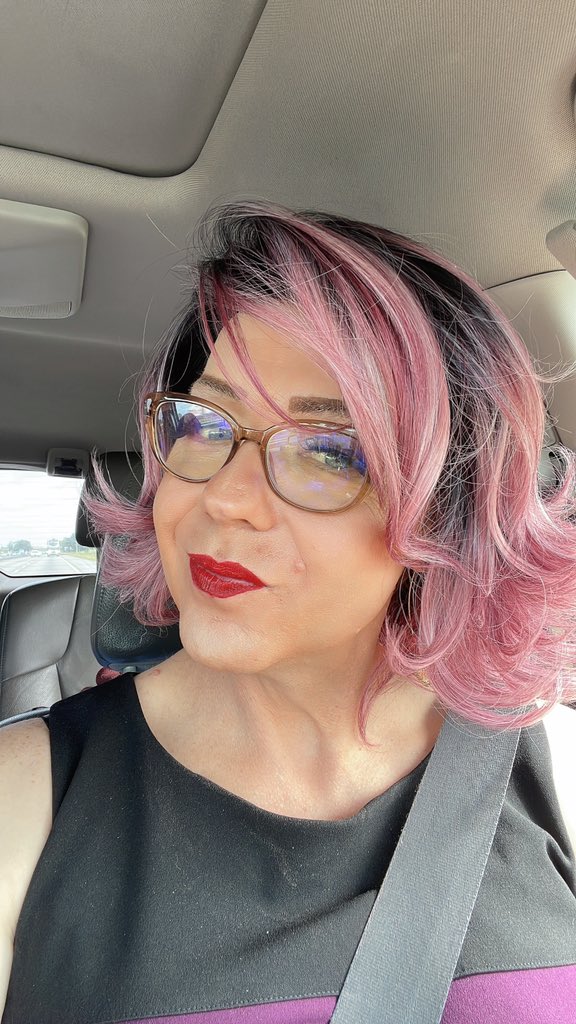 olive_is_a's tweet photo. What do you think of my new hair? https://t.co/xBupgdAiHE