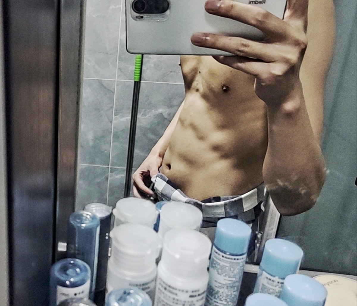 Ccossl's tweet photo. 此时一名一米八一有腹肌的靓仔路过～ https://t.co/VhN3bhG2a3