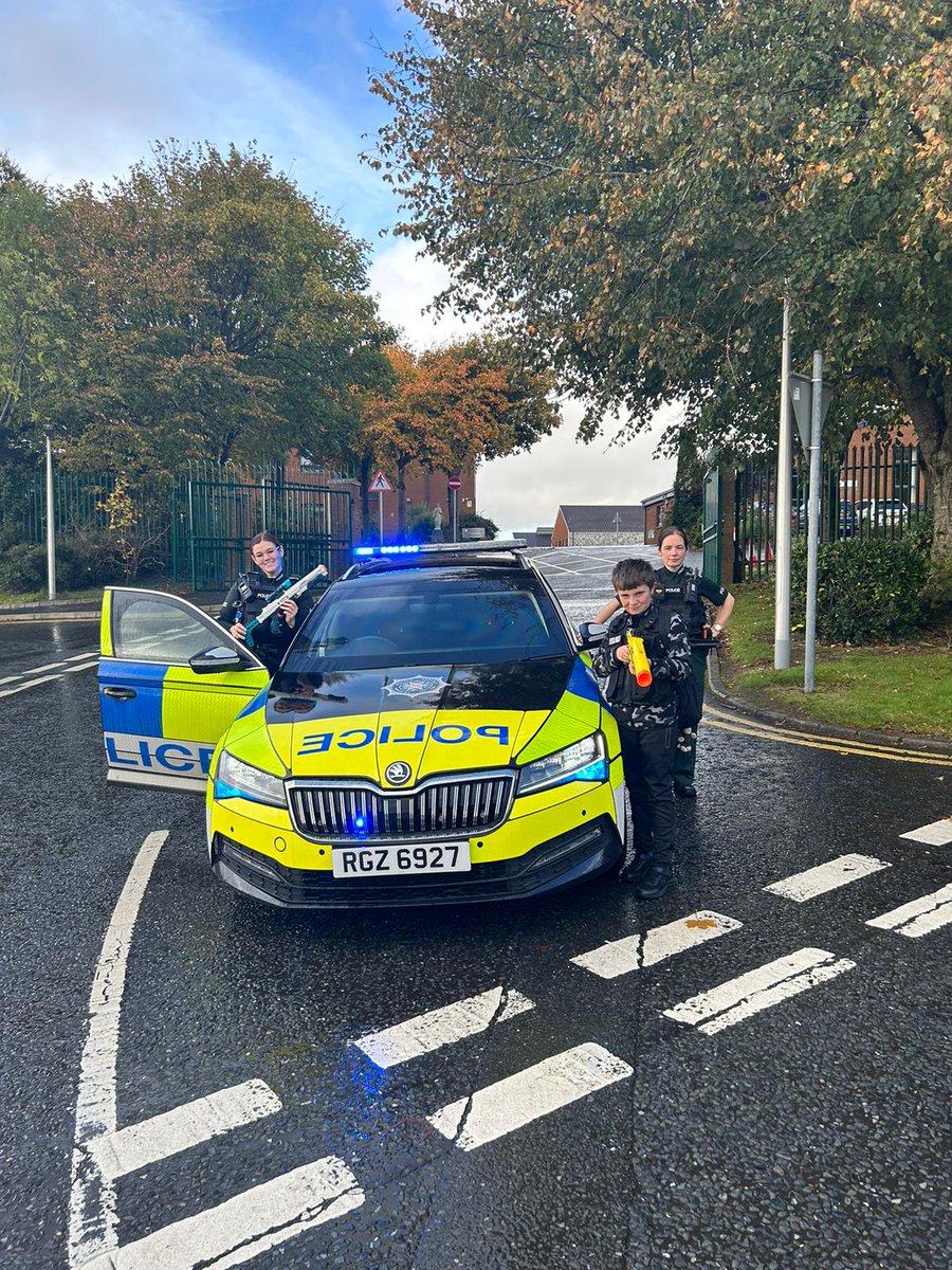 StRonansPS1's tweet photo. Even the @PoliceServiceNI @ChiefConPSNI @PSNINMDown heard about the great #Halloween 2023 🎃 Disco in @StRonansPS1 and wanted to get in on the act 😆
#ThePlace2Be 🐝 for Halloween 🎃 2023 https://t.co/RWuUkxkBzl