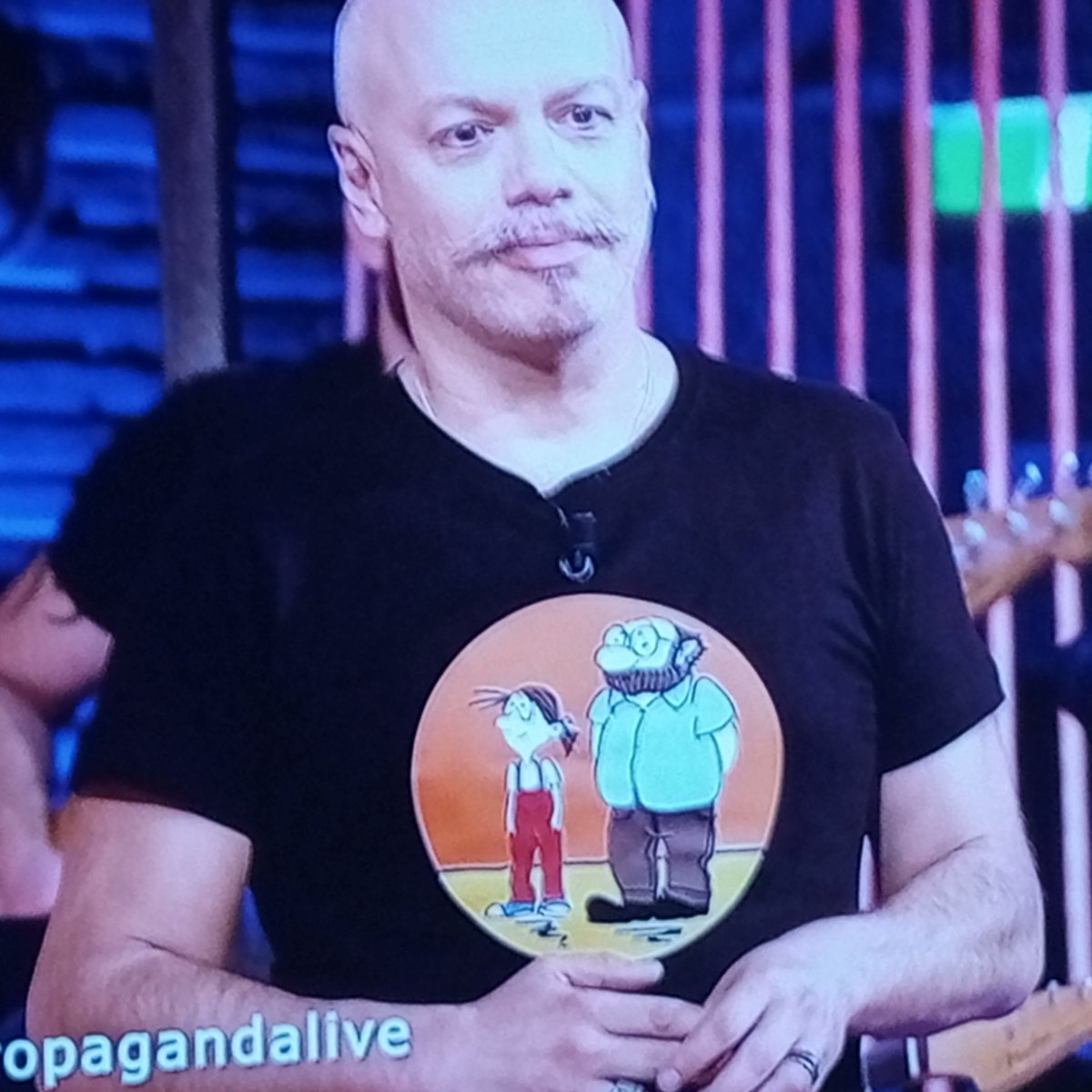 Nella T-shirt di 
<a href="/zdizoro/">Diego Bianchi</a>
 ci sono Bobo e Ilaria disegnati da Makkox. 

Sergio Staino ci ha aiutato a non smarrirci, a rimanere romantici, umani e rivoluzionari nonostante tutto.

  Grazie Sergio. E grazie 
<a href="/welikeduel/">Propaganda Live</a>
 per averlo ricordato.