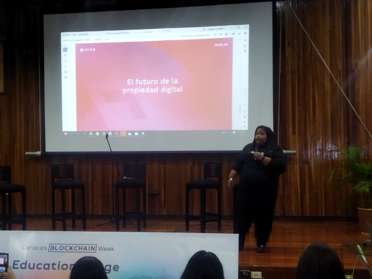 Increíble la gran charla de <a href="/arlettemsalase/">Arlette Salas ⚡</a> sobre nuestra gran blockchain #Hive 

GRANDES HIVERS EN LA <a href="/CCSBlockchainWk/">Anibal Garrido</a> 

#HiveEnLaCBW23