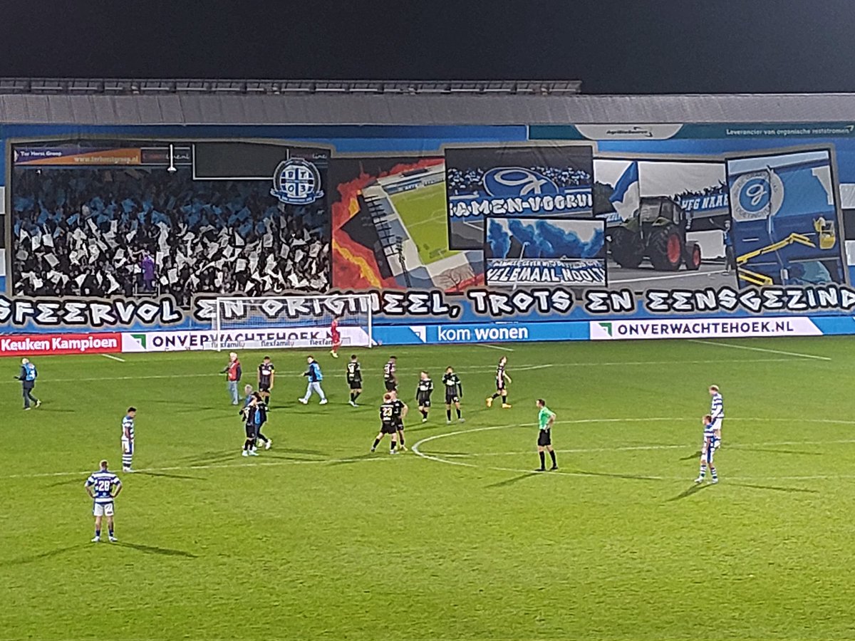 Fijne sfeeracties van jubilerende Brigata Tifosi bij <a href="/DeGraafschap/">De Graafschap</a> #boerenbruiloft #graein