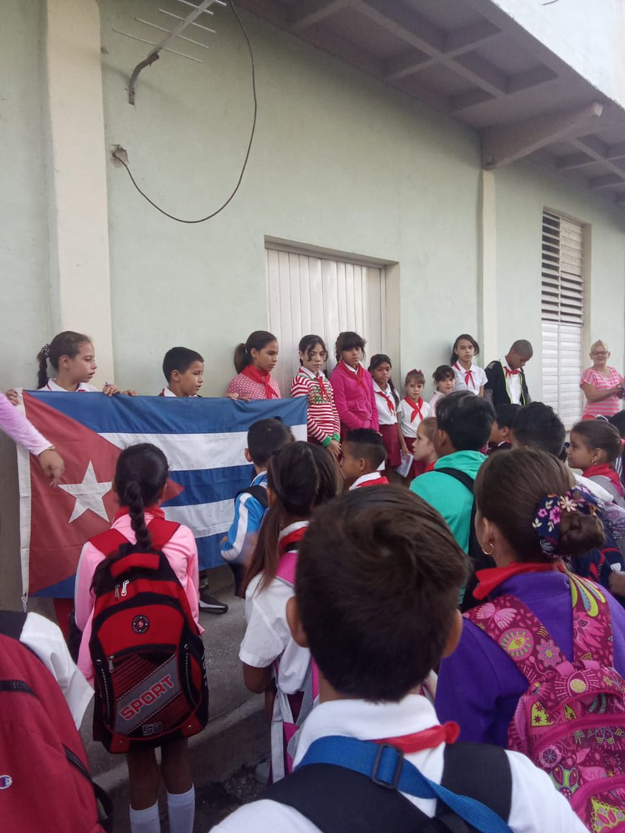 En la Institución educativa Reemberto Abad Alemán matutino especial por el 65 aniversario de la desaparición física de Camilo Cienfuegos
#CabaiguánEduca 
#SanctiSpíritusEnMarcha