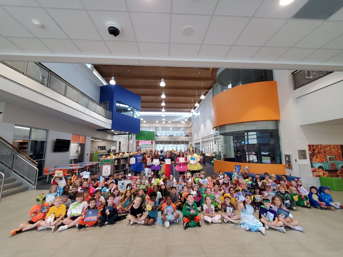 MrsHaylee_'s tweet photo. We are choosing good characters with our favorite storybook character! Love seeing all of the creative costumes and all of the smiles at the parade! #RedRibbonWeek #WillisISD @WISDLagway https://t.co/L5XSoq90qV