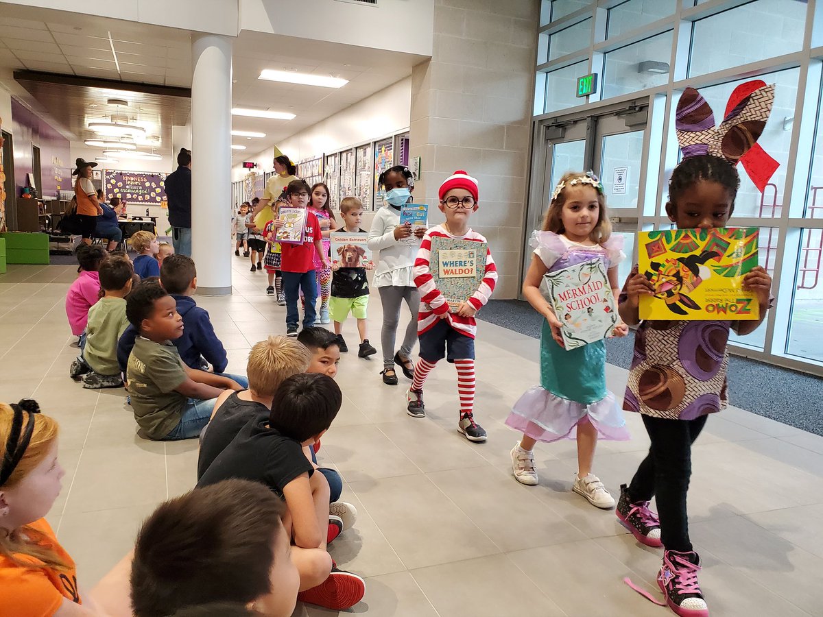 MrsHaylee_'s tweet photo. We are choosing good characters with our favorite storybook character! Love seeing all of the creative costumes and all of the smiles at the parade! #RedRibbonWeek #WillisISD @WISDLagway https://t.co/L5XSoq90qV