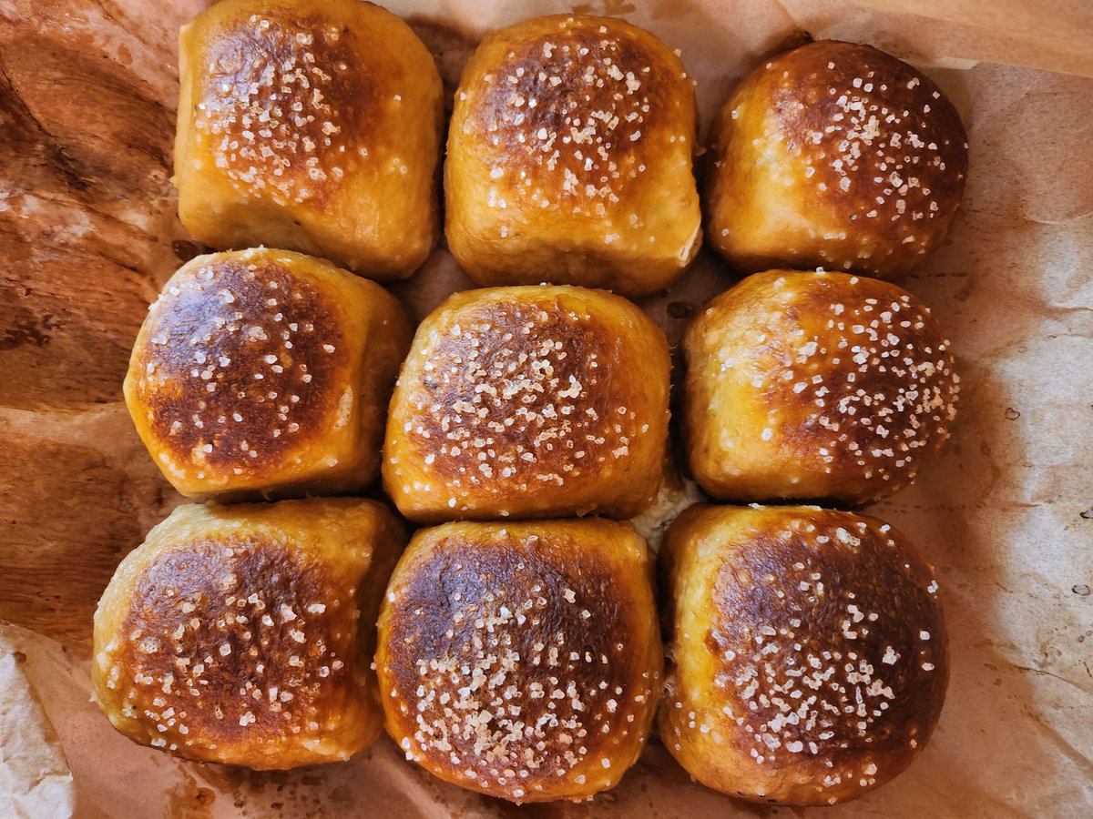 PhoenixCinders's tweet image. Had a nice day baking, which was pretty therapeutic! Made some cream cheese and jalapeno stuff pretzel rolls~ 😁