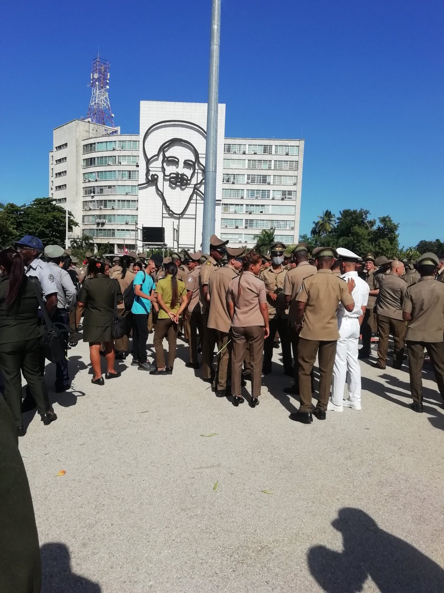 Marcha el pueblo uniformado desde la histórica Plaza de la Revolución en dirección al mar..... ‼️El tributo a Camilo es eterno.‼️👇

🎵🎶Te canto porque estás vivo y no porque te hayas muerto.....🎵🎶 
✨#CamiloVive✨ 
#DefendiendoCuba🇨🇺💪❤️