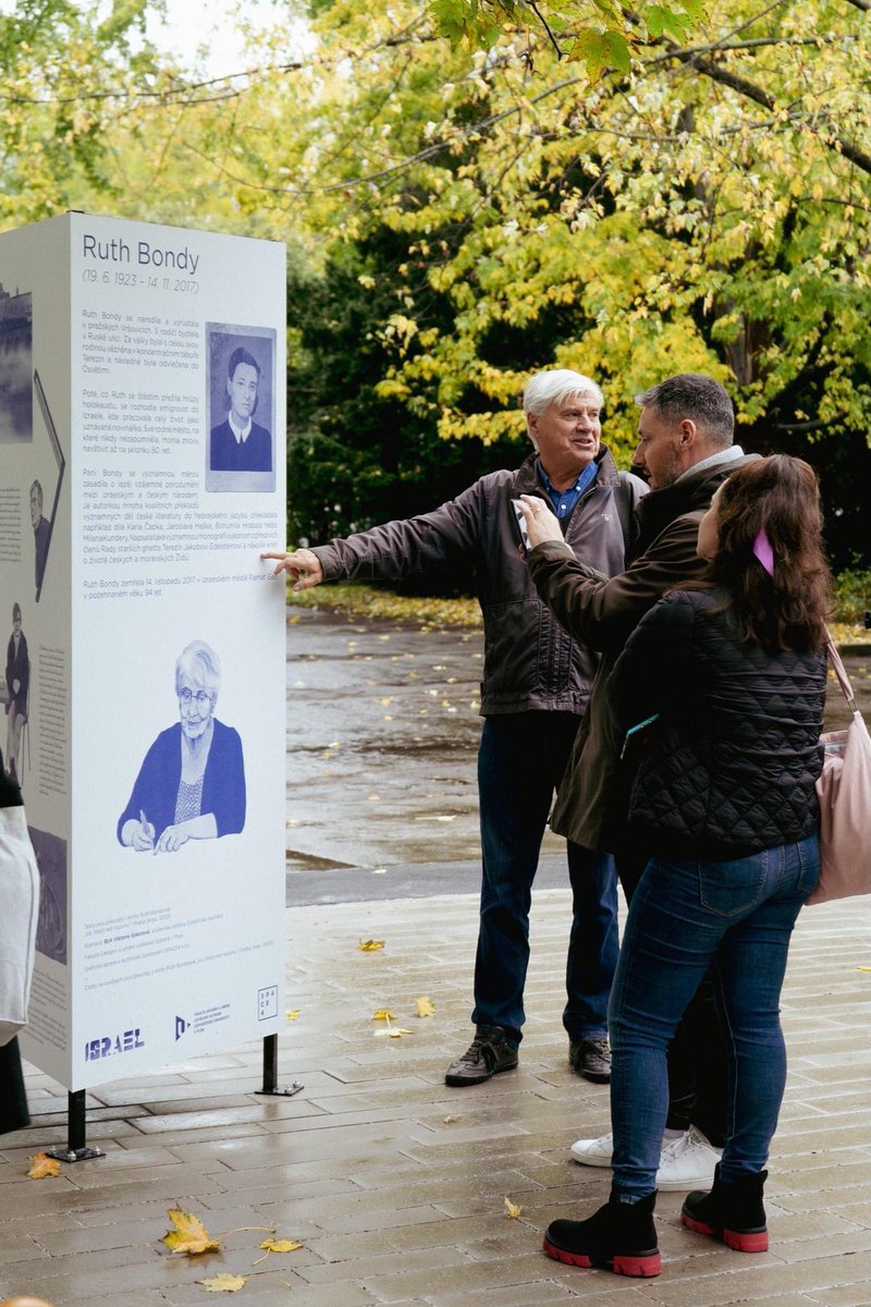 Park Pod Rapidem nově nese jméno novinářky a překladatelky Ruth Bondyové, Praha 10 tak ctí její památku. Tato vršovická rodačka prošla dvěma koncentračními tábory. Po válce odešla do Izraele a stala se uznávanou novinářkou a překladatelkou.