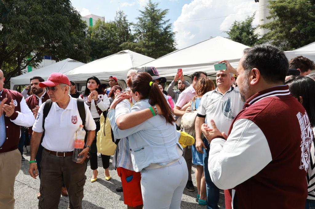 Un total de 35 estudiantes de la carrera de Geología de la #ESIA Ticomán, llegaron hoy procedentes de Acapulco, Guerrero, y fueron recibidos por autoridades del IPN.
Las y los alumnos se encontraban en el puerto para participar en la 35 Convención Internacional de Minería 2023,