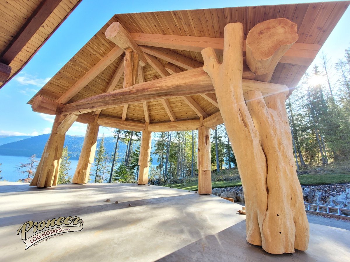 A couple days of hard-work and this bad boy is done! A big shout out to Coady and his team at Hindbo Construction- for getting everything ready 💪 #loghomes #teamworkmakesthedreamwork #shuswaplake #outdoorliving Shuswap Lake, BC