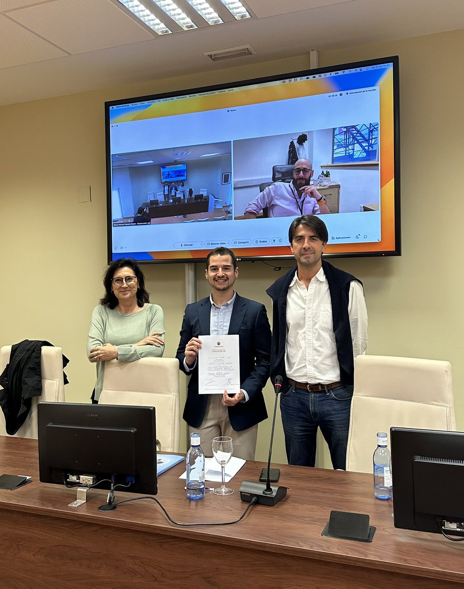We have a new PhD!!! 👨🏻‍⚕️🧬🥼🧑‍🔬Congratulations <a href="/Rjmz_94/">Rafael Jiménez Izquierdo</a> . You did a great job. Thanks to the tribunal <a href="/mardelmala/">Mar Malagon</a> <a href="/LauredelaVega/">Laureano de la Vega</a> and Ivan Plaza. 🙌🏻👏🏻👏🏻👏🏻