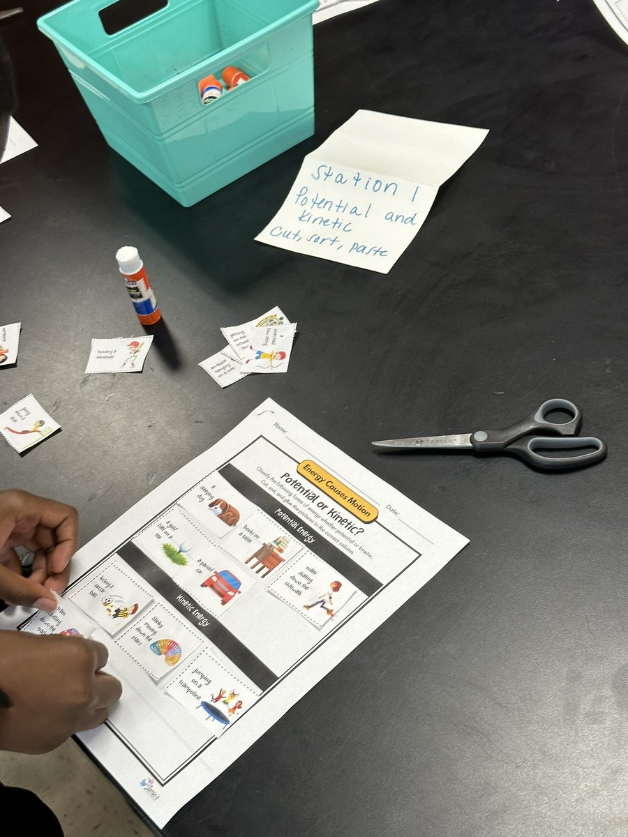 KeyMS_Cougars's tweet photo. The 6th grade Science classes are working hands-on. 🤩 They are comparing and contrasting Potential and Kenetic energy. 🧪🧬🥼
Hands-on learning improves their cognitive understanding of the subject material and social skills. 📚
#WeGotTheKey #HISD https://t.co/P5NHO3uoTf