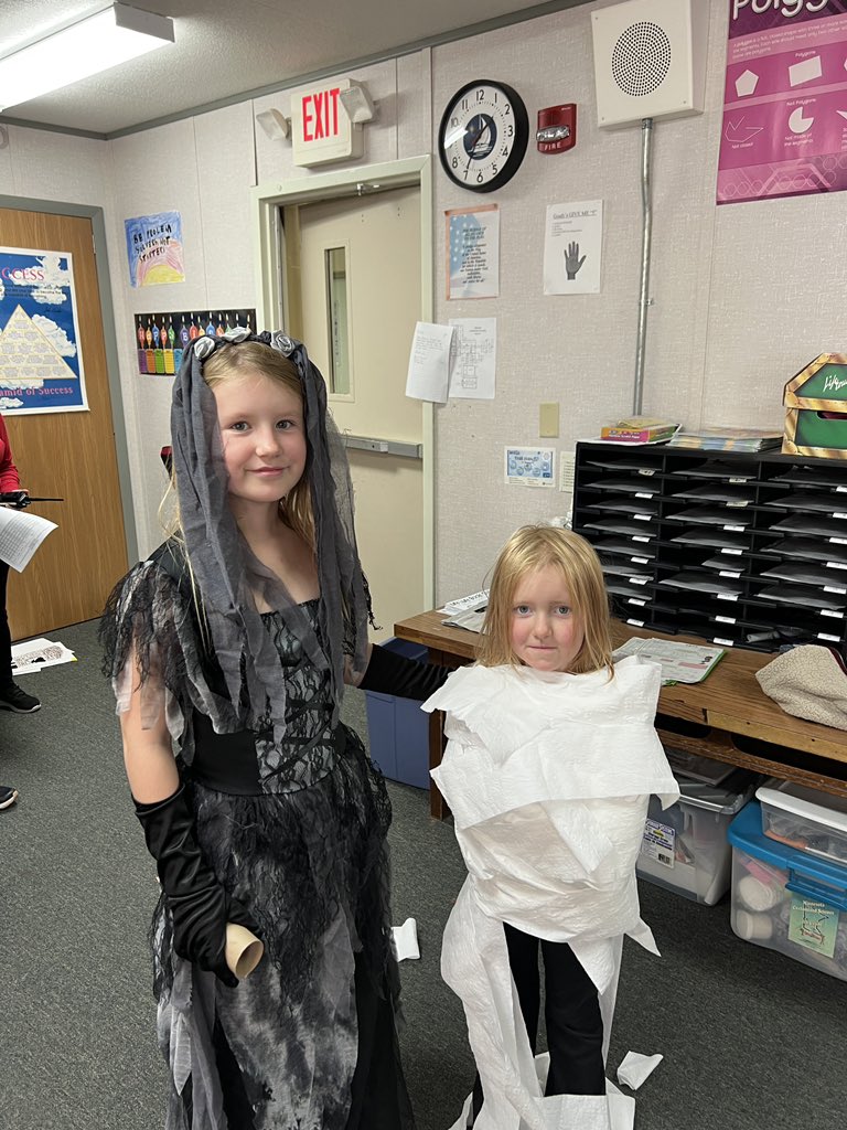 mr_goudy's tweet photo. We did some pumpkin smashing and mummy wrapping at my fall festival station today 

#hlwwproud #4thgradelife https://t.co/YZU9llE4pZ
