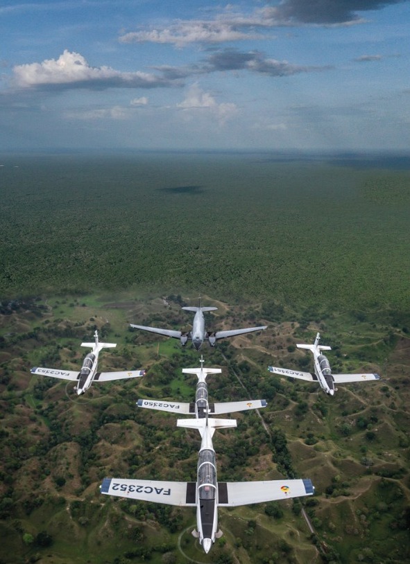 RevistaFAC's tweet photo. #FotoDeLaSemana
Formación de aeronaves #T6C Texan II y fantasma #AC47 de su @FuerzaAereaCol, vigilan el territorio nacional para identificar y neutralizar amenazas al ecosistema.

📷 Cees-Jan van der Ende 

#RevistaFAC✍️✈️🚁🛰️
#MiFuerzaAeroespacial🇨🇴 https://t.co/VUwKLFtPxa