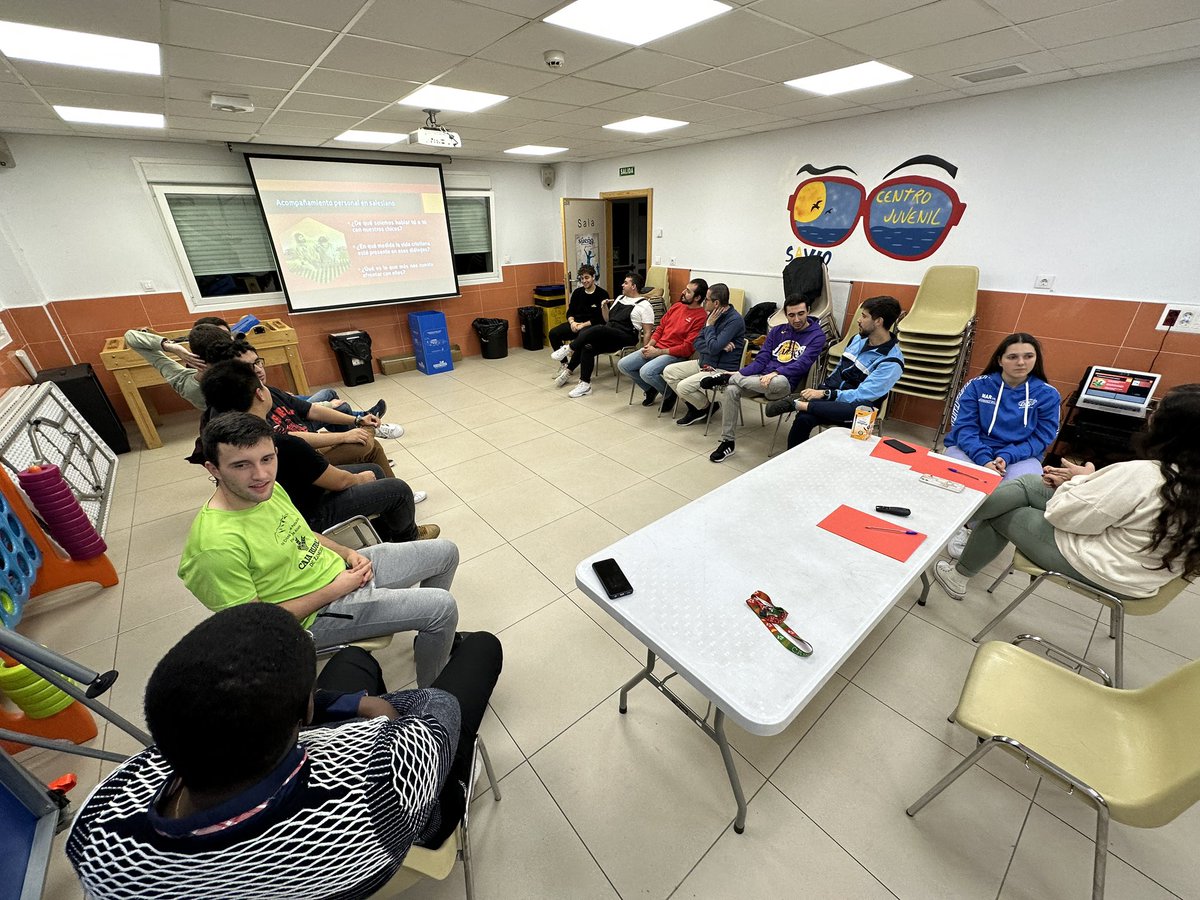 XabiCamino's tweet photo. Compartiendo formación en torno al acompañamiento con el equipo de animadores del @CJ_savio de Madrid. Gracias por cuidaros para cuidar. #UnSueñoParaTi https://t.co/HKu9mnWPxM