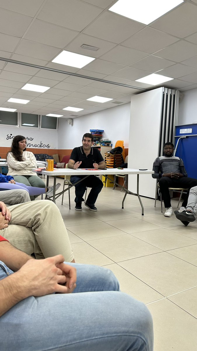 XabiCamino's tweet photo. Compartiendo formación en torno al acompañamiento con el equipo de animadores del @CJ_savio de Madrid. Gracias por cuidaros para cuidar. #UnSueñoParaTi https://t.co/HKu9mnWPxM